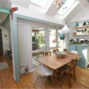 https://stylish-3-bed-house-with-parking-in-bermondsey-se1.brighton-hotels-england.com