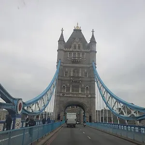 Walking To Tower Bridge Apartment