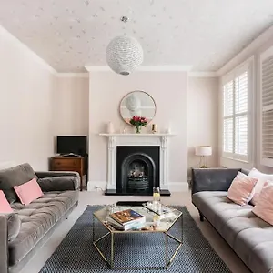 https://apt-charlotte-street.tophotelsbath.com